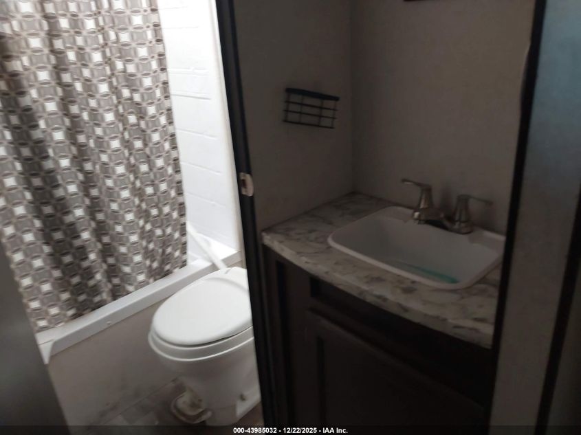 2018 Other Other VIN: 1UJBJ0BP6J75W0176 Lot: 43985032