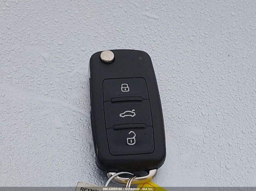 2015 Volkswagen Beetle 1.8T VIN: 3VWJ17AT2FM642581 Lot: 43985180