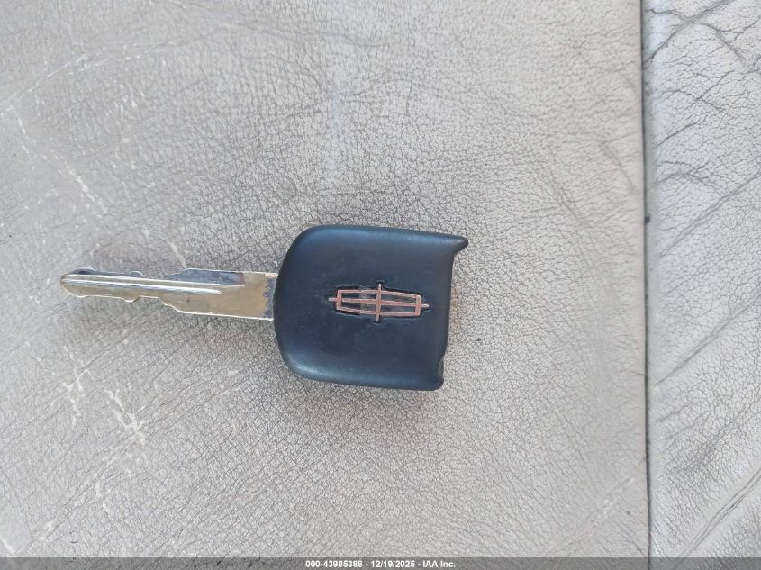 2007 Lincoln Town Car Signature Limited VIN: 1LNHM82W77Y626000 Lot: 43985388