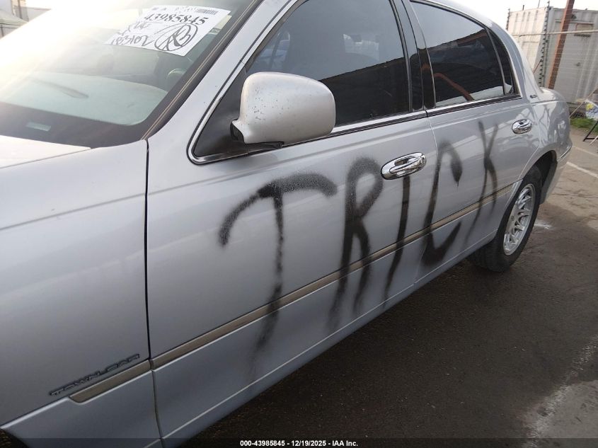 1999 Lincoln Town Car Signature VIN: 1LNHM82W1XY612917 Lot: 43985845