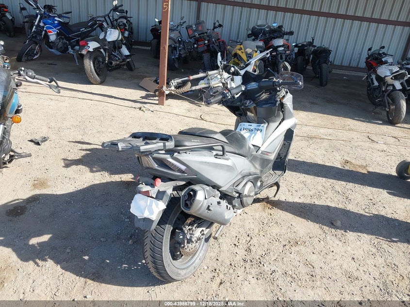 VIN: RFBSAT543NB440747 2022 KYMCO USA INC AK 550