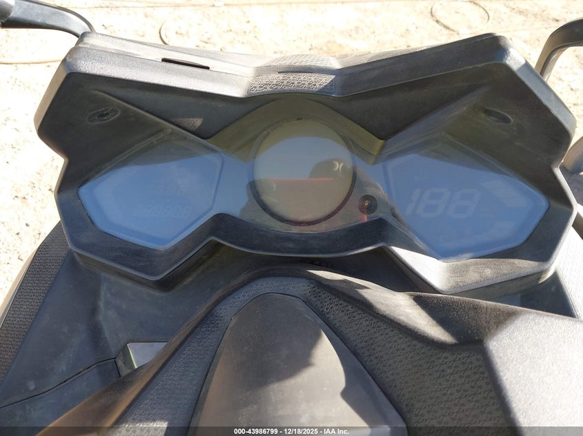 VIN: RFBSAT543NB440747 2022 KYMCO USA INC AK 550