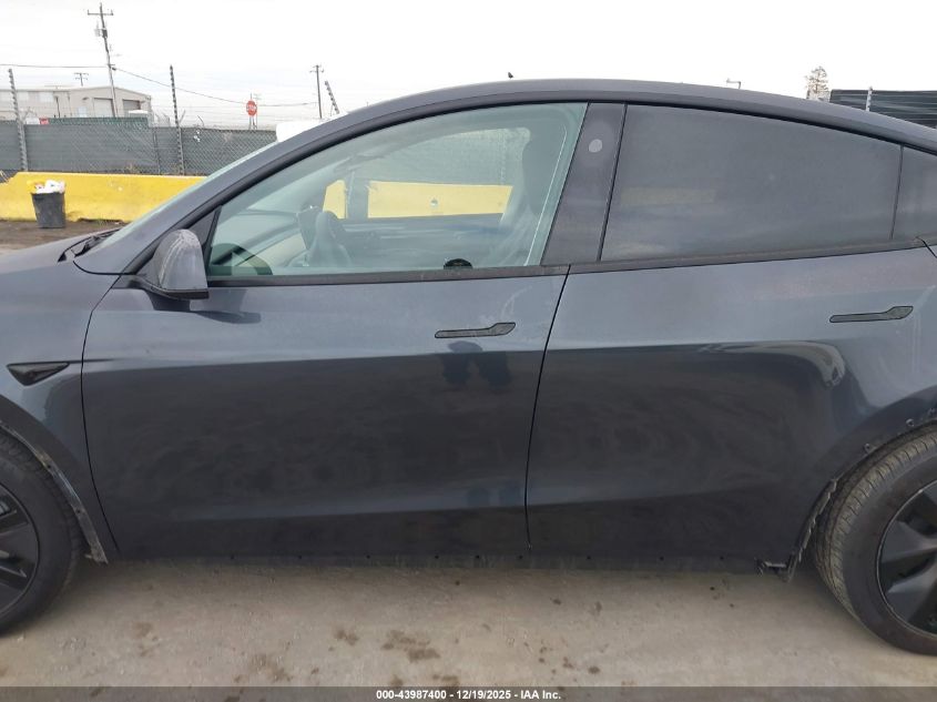 2025 Tesla Model Y Long Range Dual Motor Rear-Wheel Drive VIN: 7SAYGDED8SF279691 Lot: 43987400
