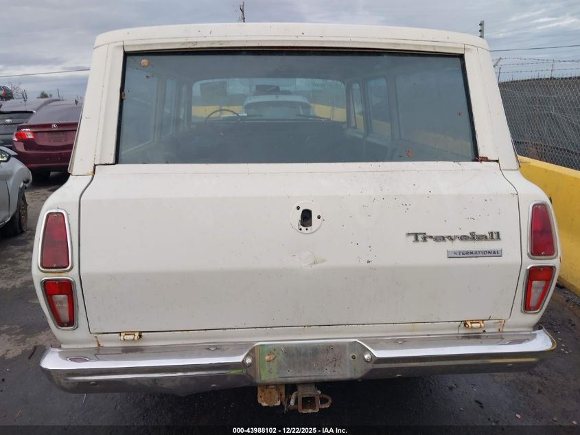1972 International 1010 Travelall VIN: B17007H312200 Lot: 43988102