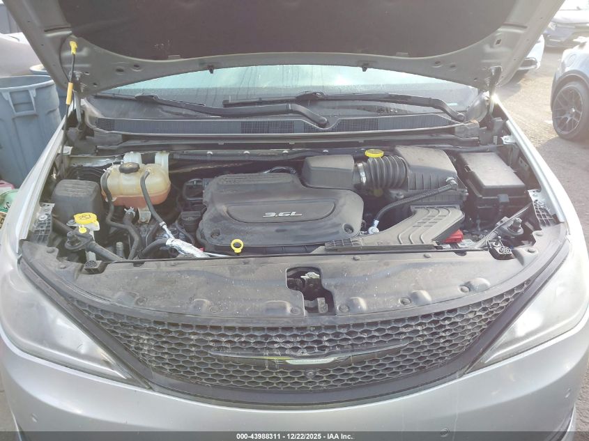 2018 Chrysler Pacifica Limited VIN: 2C4RC1GG1JR358450 Lot: 43988311