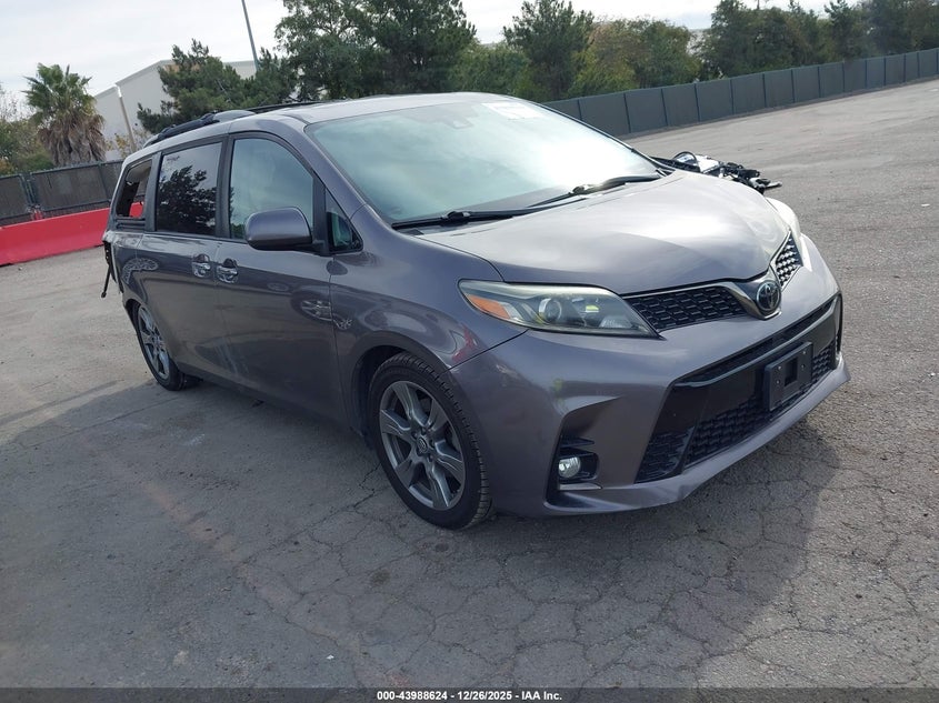 5TDXZ3DC7KS002113 2019 Toyota Sienna Se 8 Passenger auction photo 1