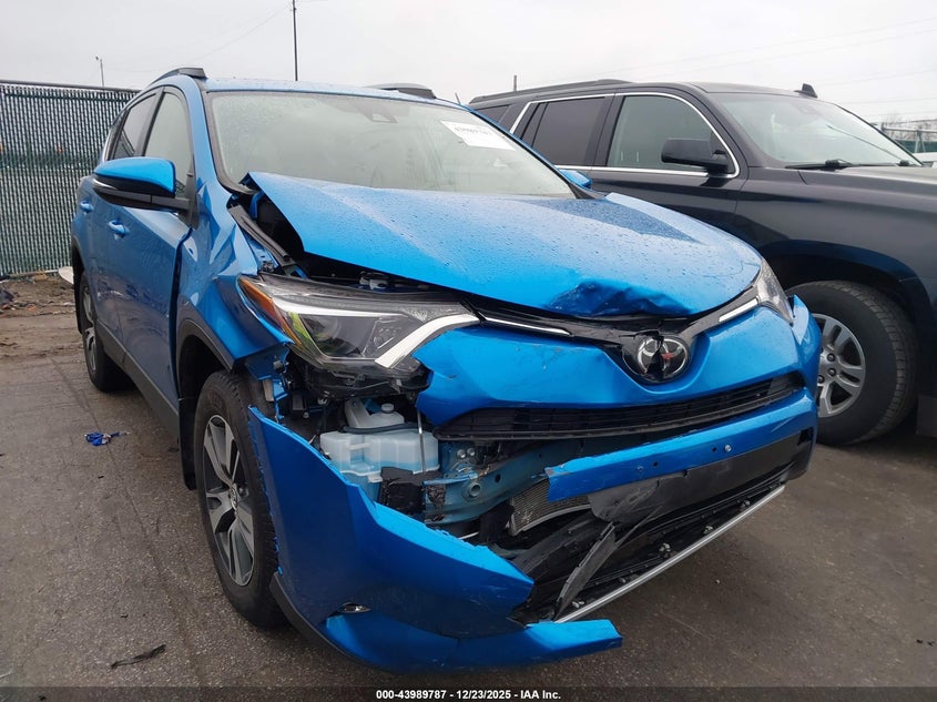 VIN JTMRFREVXJJ719492 2018 TOYOTA RAV4 XLE