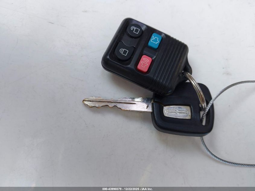 2001 Lincoln Town Car Cartier VIN: 1LNHM83W41Y699881 Lot: 43990379