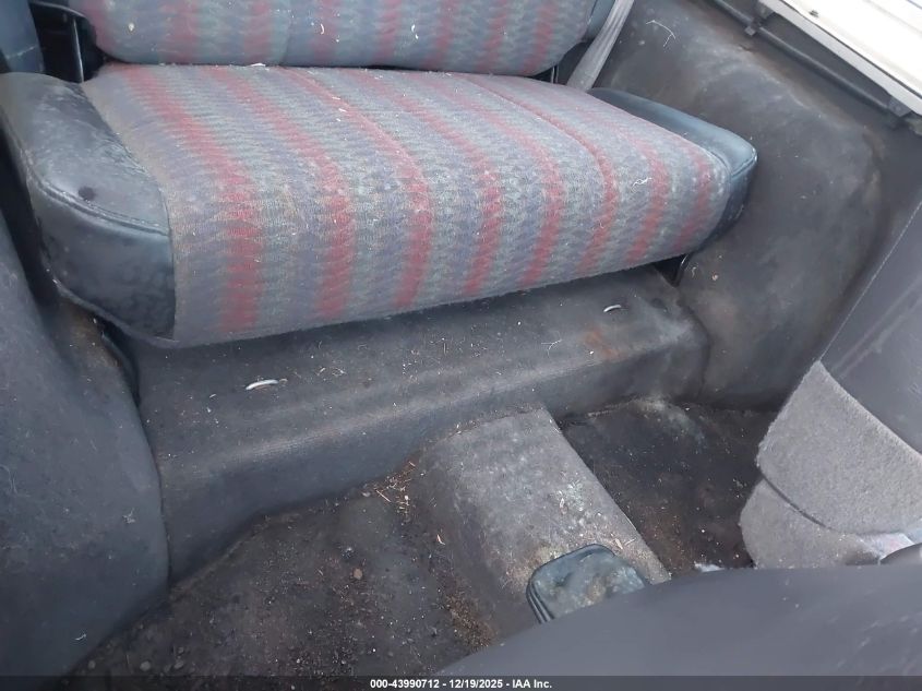 2000 Jeep Wrangler Se VIN: 1J4FA29P4YP729053 Lot: 43990712