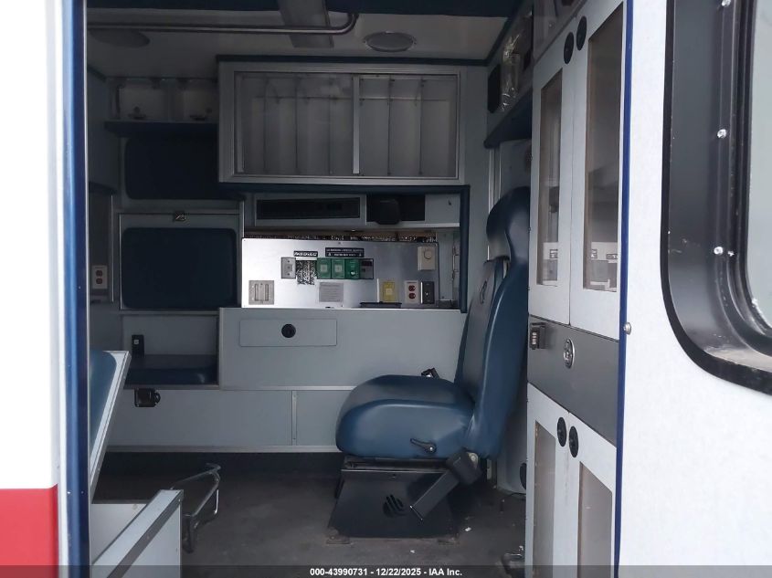 2010 Chevrolet Express Cutaway 4500 Series VIN: 1GB9G5B67A1113963 Lot: 43990731