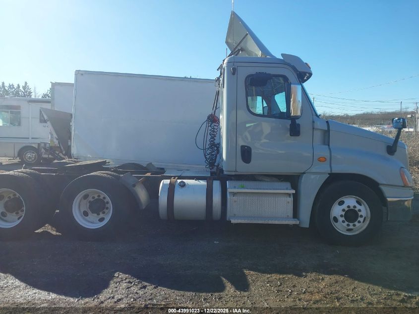 2018 Freightliner Cascadia 125 VIN: 3AKJGEDR7JDJU1297 Lot: 43991023