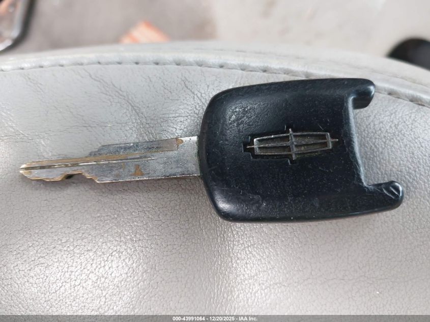 2008 Lincoln Town Car Signature Limited VIN: 2LNHM82VX8X641096 Lot: 43991064