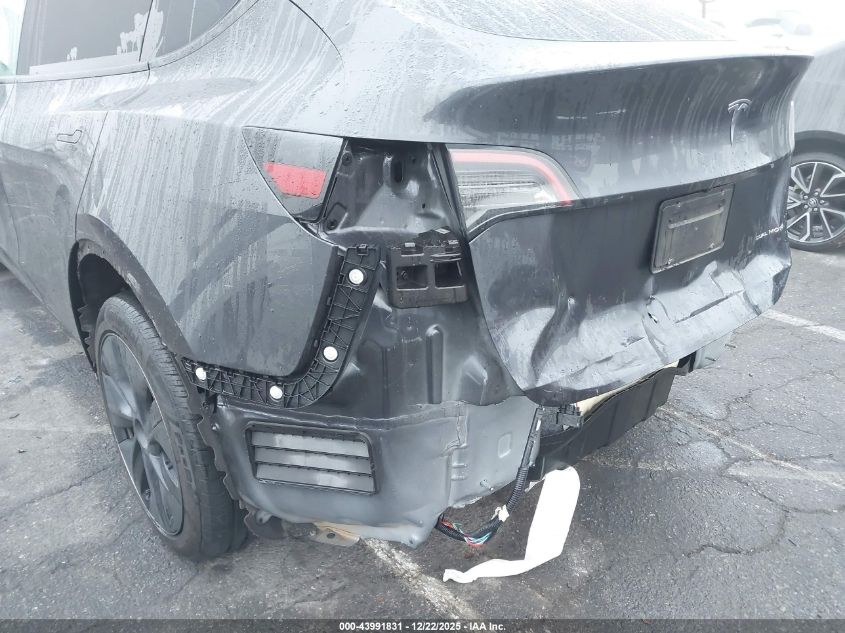 2024 Tesla Model Y Long Range Dual Motor All-Wheel Drive VIN: 7SAYGDEE8RF113996 Lot: 43991831