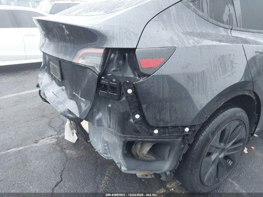 2024 Tesla Model Y Long Range Dual Motor All-Wheel Drive VIN: 7SAYGDEE8RF113996 Lot: 43991831