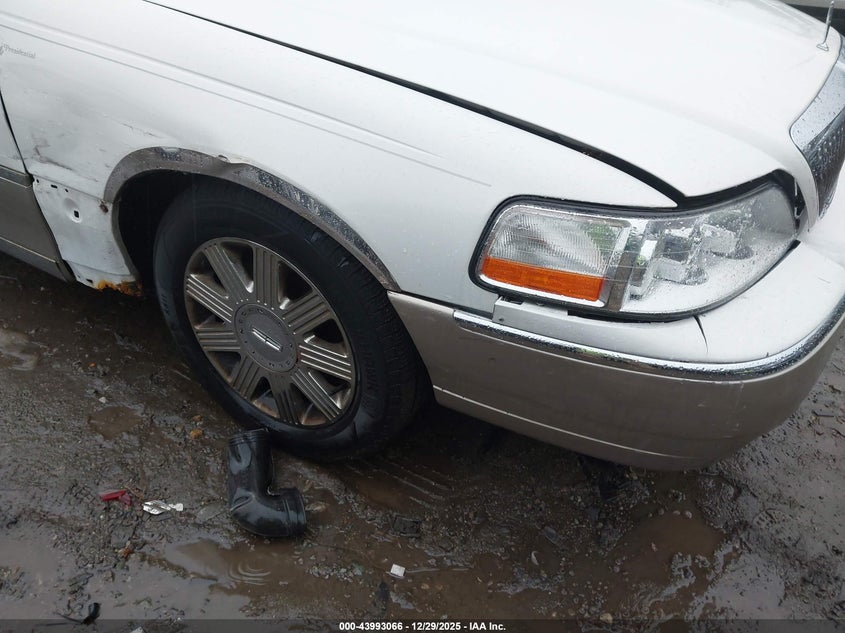 1LNHM83W93Y644636 2003 Lincoln Town Car Cartier auction photo 1