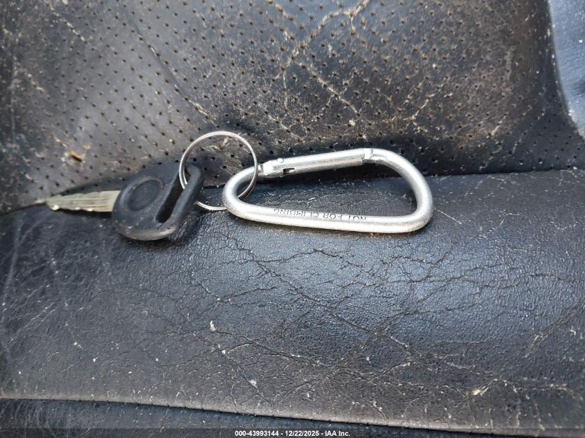 2000 Cadillac Escalade Standard VIN: 1GYEK13R3YR126208 Lot: 43993144