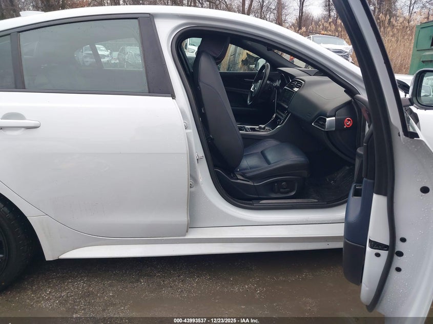 2017 Jaguar Xe 35T R-Sport