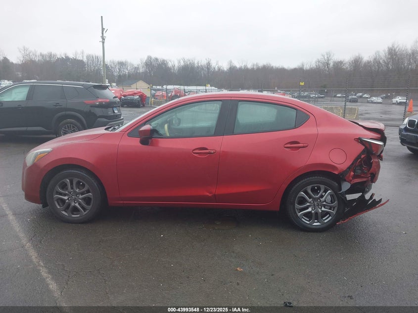 2020 Toyota Yaris Le #14