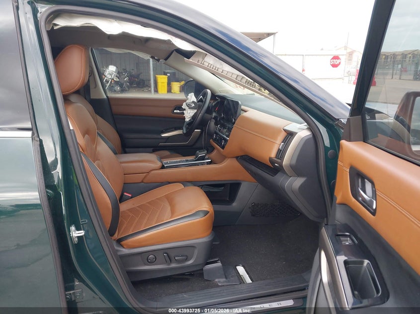 2023 Nissan Pathfinder Platinum Fwd