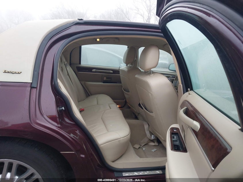 2006 Lincoln Town Car Designer Series #8
