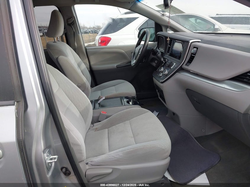2015 Toyota Sienna Le 8 Passenger