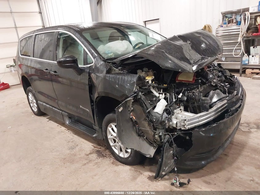 2C4RC1CG3NR204348 2022 Chrysler Voyager Lx auction photo 1