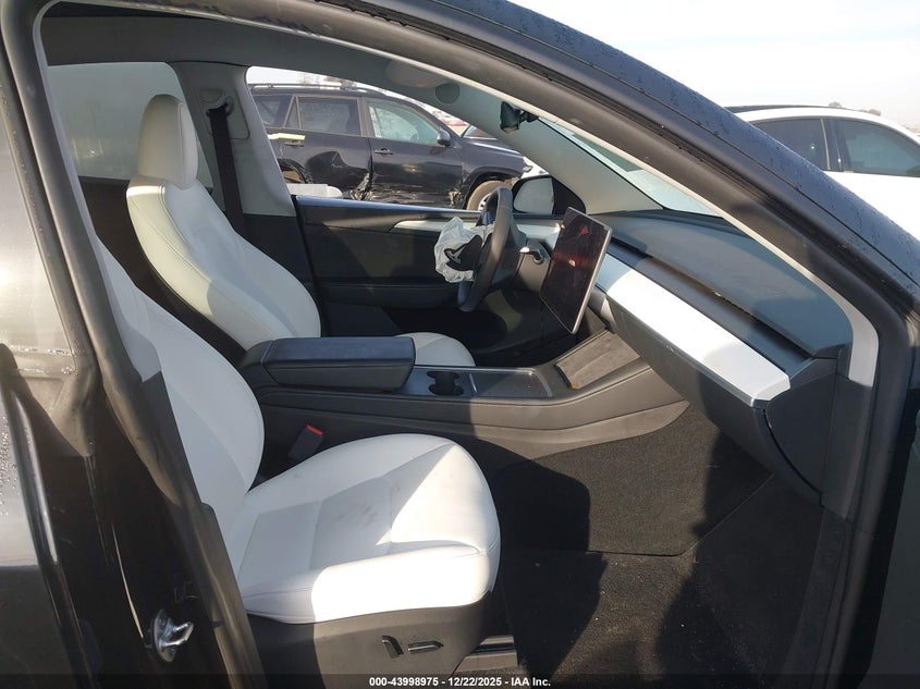VIN 7SAYGDEE2PA142811 2023 TESLA MODEL Y