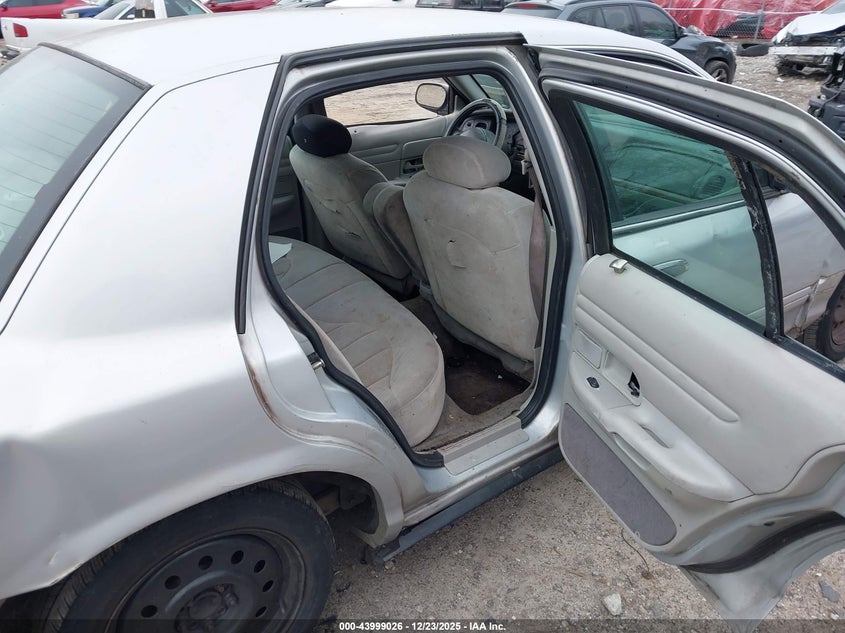 2001 Ford Crown Victoria VIN: 2FAFP73W31X121323 Lot: 43999026