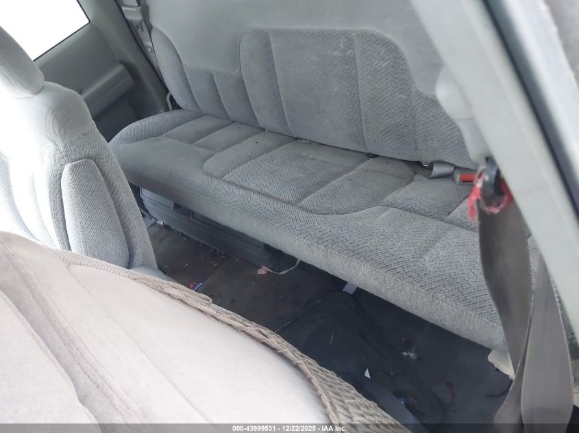 1998 Chevrolet C1500 Fleetside VIN: 2GCEC19R3W1137824 Lot: 43999531