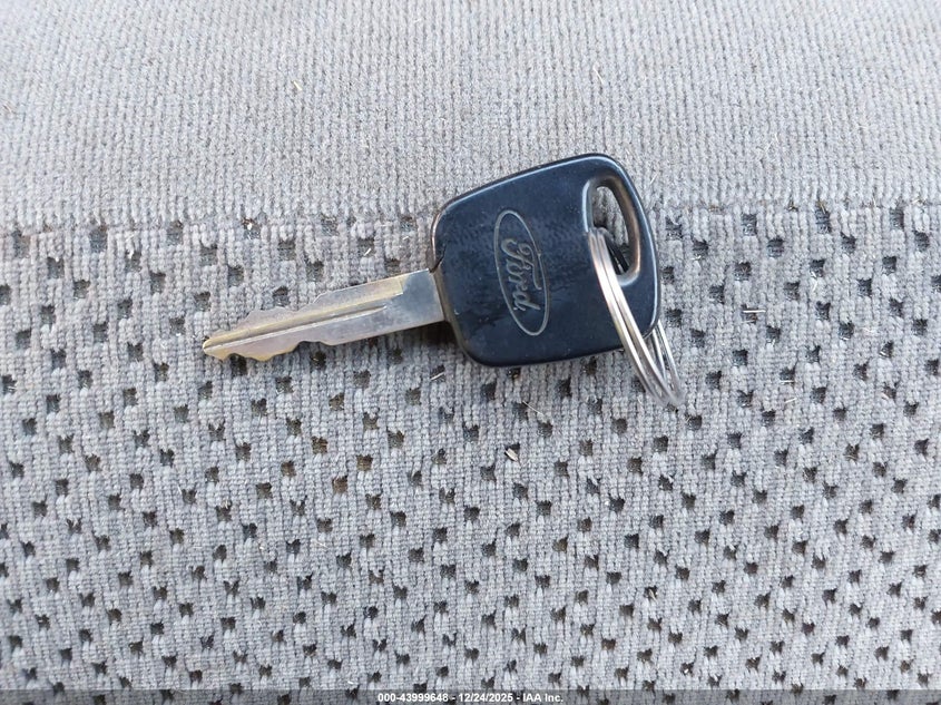 2000 Ford F-150 Lariat/Work Series/Xl/Xlt VIN: 1FTRX18L0YNB25392 Lot: 43999648