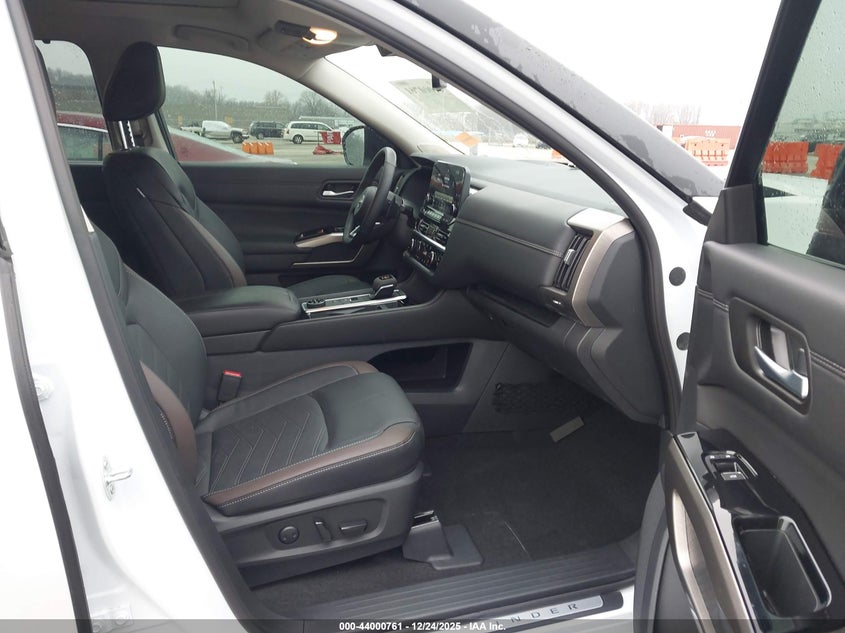 2025 Nissan Pathfinder Platinum 4Wd