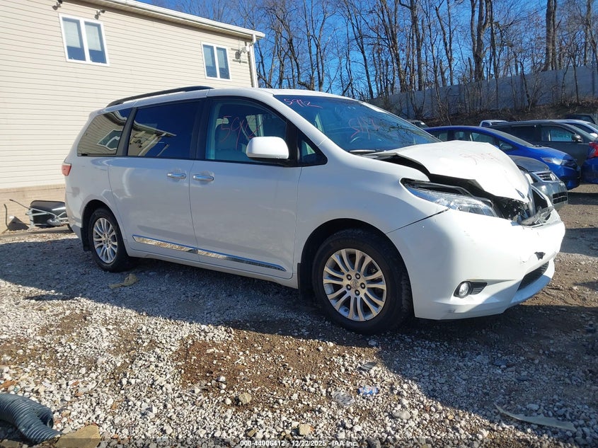 5TDYZ3DC4HS798039 2017 Toyota Sienna Xle Premium 8 Passenger auction photo 1