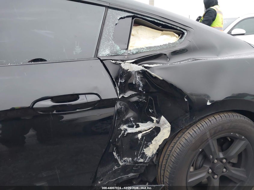 VIN 1FA6P8AM4H5300781 2017 FORD MUSTANG V6