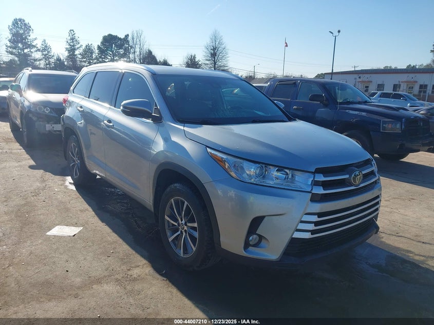 5TDJZRFH8JS560231 2018 Toyota Highlander Xle auction photo 1
