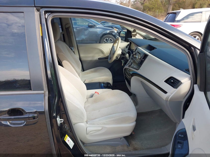 2013 Toyota Sienna Le V6 8 Passenger