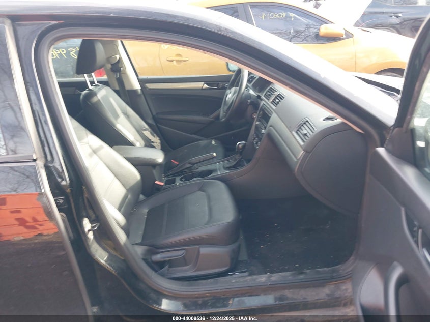 2013 Volkswagen Passat 2.5L Wolfsburg Edition