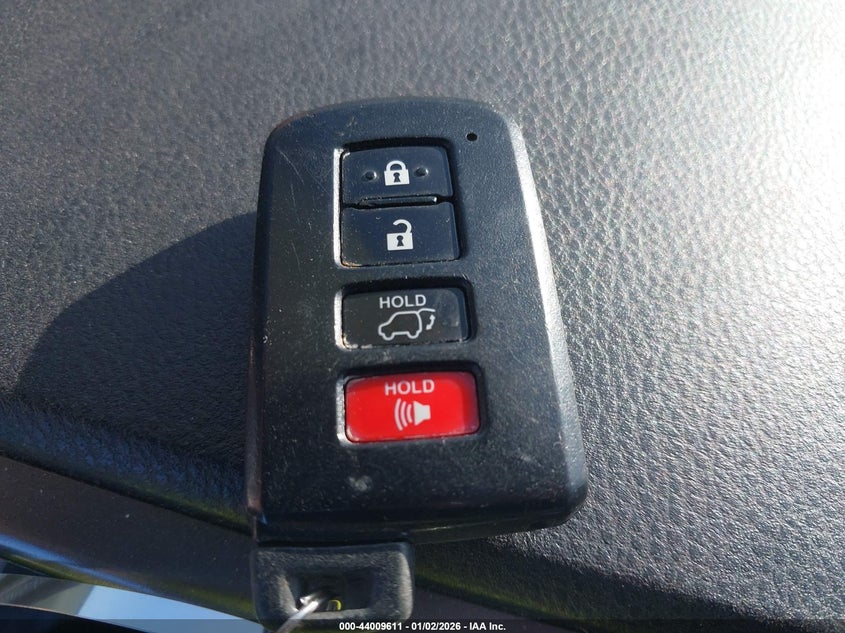 VIN JTMNFREV3HJ141082 2017 TOYOTA RAV4 SE