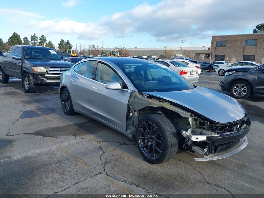5YJ3E1EA4JF043037 2018 Tesla Model 3 Long Range/Mid Range auction photo 1
