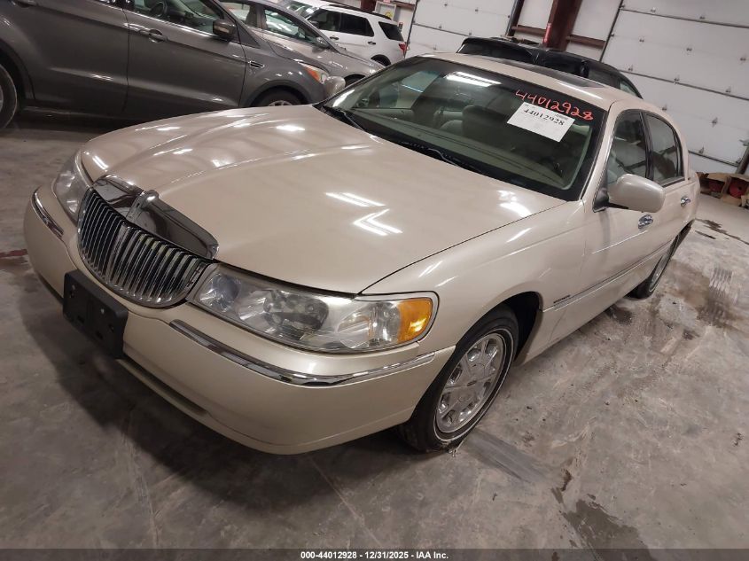 2001 Lincoln Town Car Signature