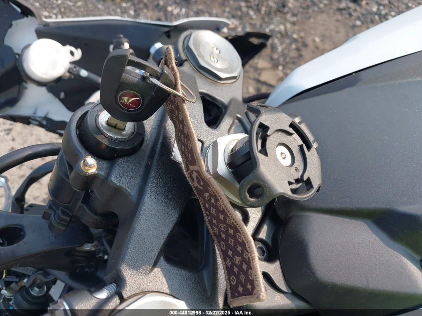 2025 Honda Cbr1000 Rr VIN: JH2SC7716SK800100 Lot: 44012998