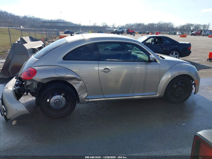 2013 Volkswagen Beetle 2.5L VIN: 3VWJX7AT3DM674239 Lot: 44015167