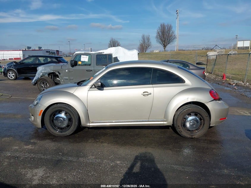 2013 Volkswagen Beetle 2.5L VIN: 3VWJX7AT3DM674239 Lot: 44015167