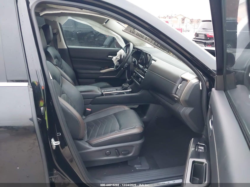 2023 Nissan Pathfinder Platinum Fwd