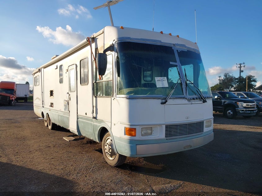 3FCMF53S0YJA07454 2000 Ford F550 Super Duty Stripped Chass auction photo 1