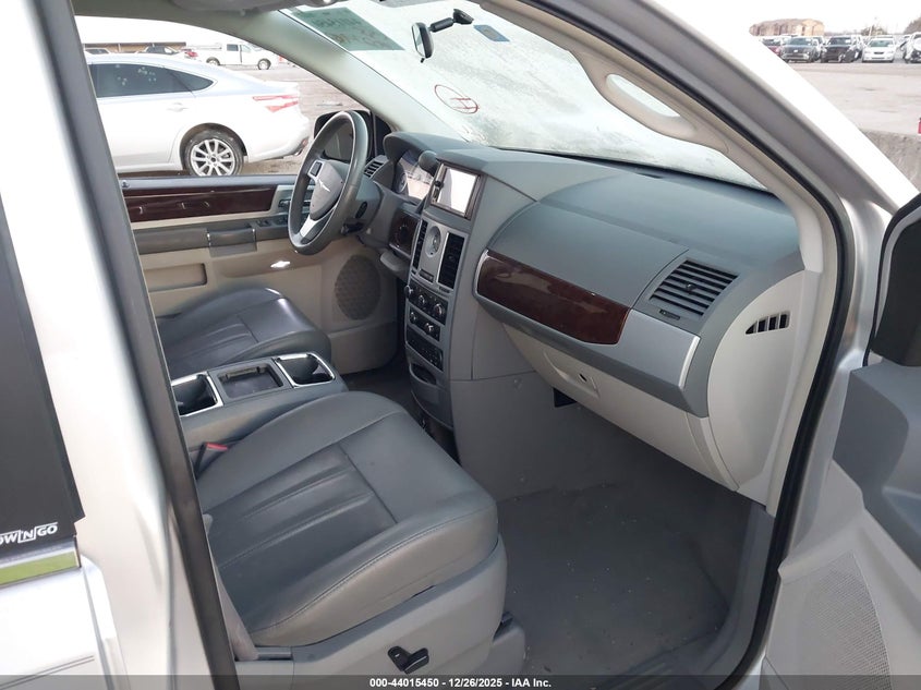 2010 Chrysler Town & Country Touring