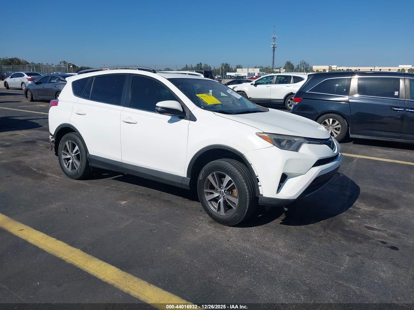 JTMRFREV9JJ256826 2018 Toyota Rav4 Xle auction photo 1