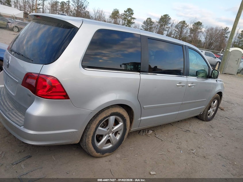 2010 Volkswagen Routan Se VIN: 2V4RW3D18AR262758 Lot: 44017427