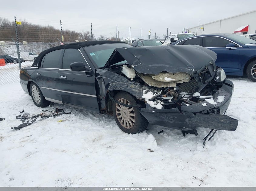 2005 Lincoln Town Car Signature Limited