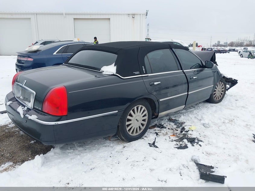 2005 Lincoln Town Car Signature Limited