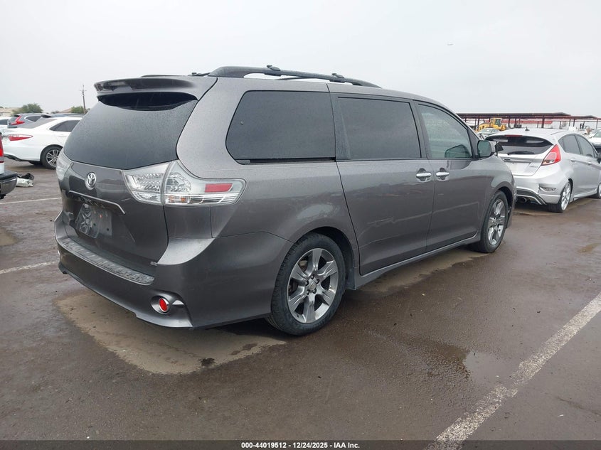 2014 Toyota Sienna Se 8 Passenger